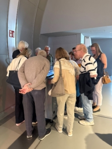 Besucher und Austellungs-Zentrum“Science Gateway” des CERN in Genf.