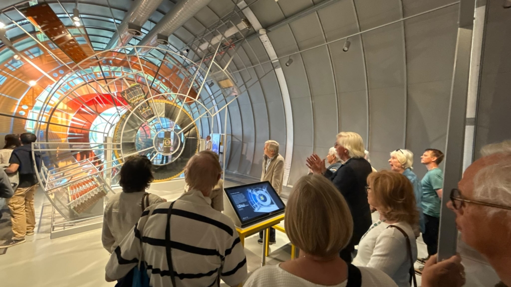 Teilchenspuren eines typischen Kollisions-Reaktion am LHC (CMS Detektor). Modernste Elektronik und Analyse-Software erlaubt eine zeitnahe Analyse der erzeugten Teilchenbilder