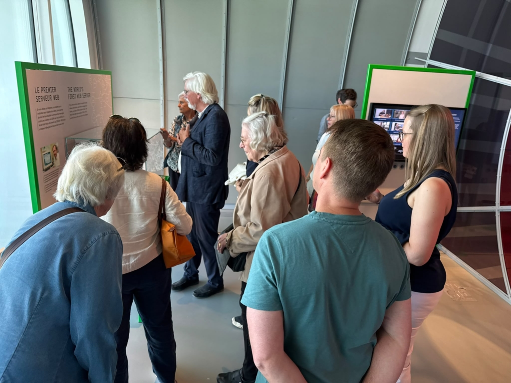 Ausstellungsraum des Sience Gateway mit interaktiven Experimenten.